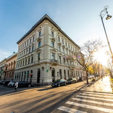 Hotel Adagio Downtown 3*