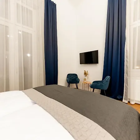 Отель Adagio Downtown 3*
